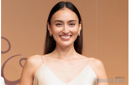 長谷川潤、キャミドレス姿で登場 12歳長女とのCM共演に思い語る「うるっときちゃう」