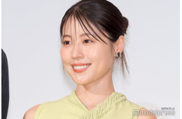 有村架純、ミニスカ×タイツ姿披露 ミラノで美脚際立つ「素敵」「まっすぐで綺麗」