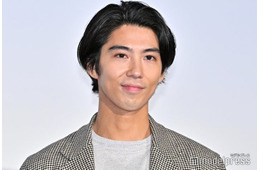 賀来賢人、じゃれ合いプラベショット公開「父親あるある」「可愛いお手々」の声