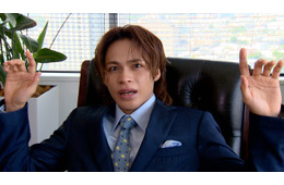 上田竜也、社長姿でキュートな笑顔＆キメ顔炸裂 “今1番うるおってほしい人”も明かす「ライブを通じて…」