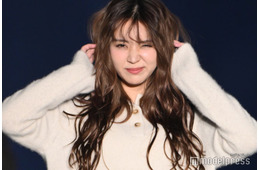 小林由依、ウェービーヘア無造作にかき上げ笑顔 チェックシャツが秋っぽい【TGC北九州2025】