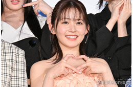 久間田琳加、ほっそり美脚際立つ膝上20cm衣装姿公開「脅威のスタイル」「見惚れてしまう」と反響
