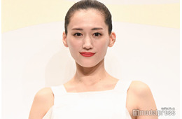 綾瀬はるか、飾らぬ姿でヘルシー美脚披露「引き込まれる」「素敵」の声