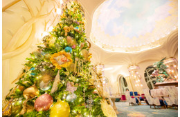 ディズニーホテルがクリスマス仕様に！冬の限定メニューと夢のような装飾で特別なひとときを