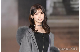 乃木坂46筒井あやめ、オフショルワンピで美デコルテ輝く スリットで上品な肌見せ【ガルアワ2025AW】