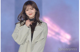 櫻坂46田村保乃、チョーカートップス×ハイウエストパンツでスタイル際立つ【ガルアワ2025AW】