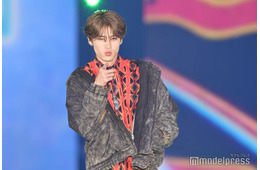 DXTEEN大久保波留、指ハート＆指差しにファン悶絶 個性派シャツがおしゃれ【ガルアワ2025AW】