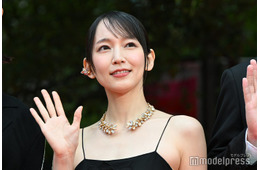 吉岡里帆、キャミドレス姿のレッドカーペットが圧巻の美しさ 台湾映画に出演【第38回東京国際映画祭】