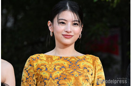出口夏希、美背中大胆見せドレス姿に熱視線「思わず二度見」「縦線くっきりですごい」