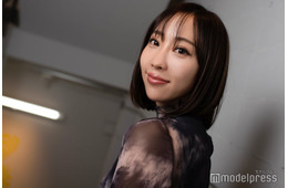 「バチェラー4」秋倉諒子、胸元ざっくりへそ出しトップス姿で美ボディ披露「スタイルレベチ」「憧れる」の声