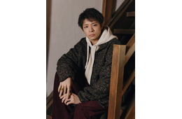 Number_i岸優太、ジャケット着こなし京都で大人旅「バナナ・リパブリック」新ムービー公開