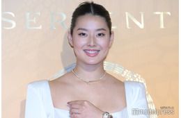 すみれ、新ヘア×ワンショル姿でファン魅了「シンプルなのに華やか」「セクシー」