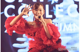 “セルフプロデュースアイドル”瀬名ちひろ、美スタイル輝くオフショル×ミニ丈衣装で2曲披露 想い乗った歌声で会場魅了【サツコレ2025A/W】