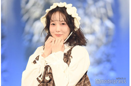 本田紗来、バブーシュカ身につけ華麗にランウェイ“あざとポーズ”に注目集まる「反則級に可愛い」 【サツコレ2025A/W】