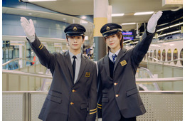 INI後藤威尊＆佐野雄大、1日駅長に就任 コラボ車両“マジラピ号”に興奮「背筋が伸びていた気がします」