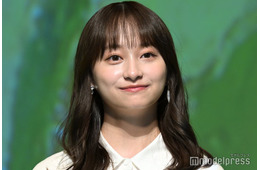 影山優佳、ミニスカ姿で抜群スタイル際立つ「大人可愛い」「小顔すぎる」の声