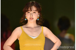 久住小春、オフショル×ミニスカ冬コーデで美肩＆美脚全開「色っぽい」「スタイル良すぎる」と反響