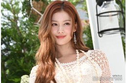 TWICEサナ、美ウエスト際立つカウガール風衣装姿 J.Y. Parkとの2ショットに「スタイルレベチ」「圧巻の美しさ」とファン悶絶