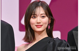 山下美月、スリットスカートから覗く美脚披露「美しい」「パリが似合う」の声