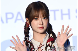 LE SSERAFIMウンチェ、美脚際立つミニスカ×網タイツ姿公開「完璧スタイル」「ビジュ最強」の声