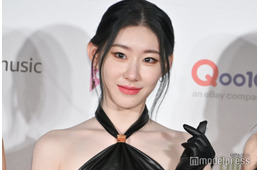 ITZYチェリョン、オフショル×ミニ丈で美スタイル際立つ「さすがのスタイル」「脚長い」と反響続々