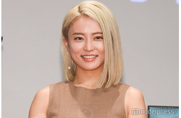 小島瑠璃子、もうすぐ2歳息子の“チョキ”ショット披露 子育てエピソードに「オチが最高」「頑張るママ素敵」の声