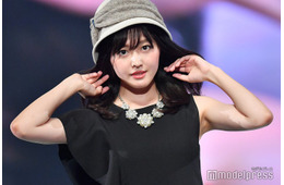 久住小春、ミニスカ×タートルニットコーデ披露「真似したい」「スタイル最高」の声