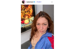 岩堀せり、膝丈スカートから美脚披露「おしゃれすぎ」「異次元の脚の長さ」の声