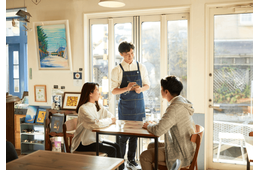 アメリカで…カフェでコーヒーを飲んでいると→「え、初対面で？」距離の近さに「びっくり」「心温まる」