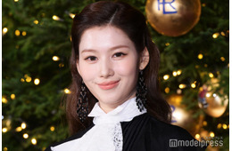 TWICEサナ、背中ざっくり美麗ドレスで魅了 メンバーに贈りたいものは？「ちょっと夢のあることを」