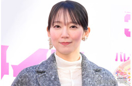 吉岡里帆、美背中際立つ振り向きショット公開「神々しい」「エレガント」と熱視線