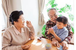 祖父母が大好きな5歳の孫　祖母がよろけて祖父が支えると…→孫の”発した一言”に全員が笑顔！？