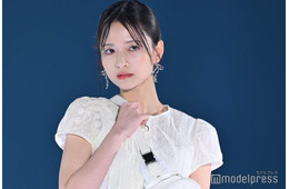 乃木坂46金川紗耶、美脚際立つミニワンピ姿披露 秋コーデに絶賛の声「絵になる」「デートしてる気分」