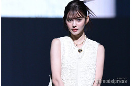 理科大卒モデル村上愛花、美脚際立つミニボトム＋透けタイツ姿に「カッコ可愛い」「脚長すぎ」の声