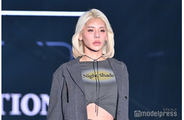 とうあ、美スタイル際立つオフショルミニワンピ×赤タイツの秋コーデ公開「センス抜群」「スタイルが神」の声