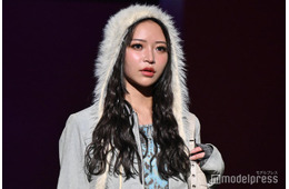 美人YouTuber、へそ出しオールブラックコーデ公開「引き締まった腹筋」「おしゃれ上級者」と反響