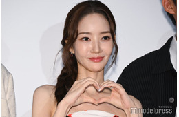 パク・ミニョン、ミニスカコーデで日本満喫「目立つ」「スタイルレベチ」と反響