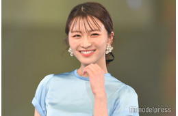 岡崎紗絵、素肌輝く肩出しニット姿公開「透明感すごい」「ドキッとした」と反響