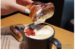スタバの新提案、チョコとベリーのコルネッティをラテに浸す“ホリデーディップ”食べてみた