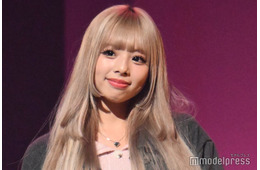 「今日好き」あいさ、ミニスカから脚線美際立つ “全身迷彩コーデ”に「衝撃的な可愛さ」「攻めてる」と反響