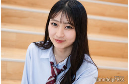 「今日好き」山口永愛、美脚透けるミニスカ黒ストッキングコーデ「スタイル良すぎ」「大人っぽい」の声