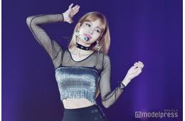 BLACKPINKリサ、素肌際立つ大胆切り込みデザイン衣装に反響「服どうなってるの？」