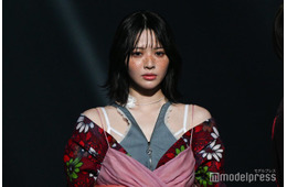 FRUITS ZIPPER鎮西寿々歌、そばかすメイクで印象ガラリ 変形トップスの着こなしに視線集中【TGC広島2025】