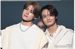 「両片想い」がバズリ中・DXTEEN大久保波留＆寺尾香信、頭コツンが可愛い オールホワイトコーデでスタイル際立つ【TGC広島2025】