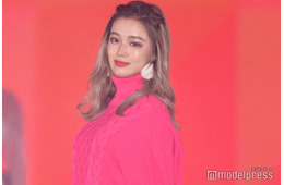 せいせい、美スタイル際立つ網タイツ×ボディスーツのサンタコス披露「セクシー」「オーラがすごい」と反響