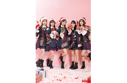 AKB48、サンタコスで「ボム」登場 20周年SP座談会公開【独占カットあり】