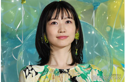 岡本夏美、美ウエストチラリ タイトニットコーデに反響「完璧すぎる美腹筋」