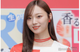 乃木坂46梅澤美波、ミラノでミニスカコーデ披露「腰の位置が高い」「絵になる」と反響