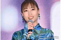 大塚愛、カラータイツ×厚底からスラリ美脚「おしゃれ上級者」「絵になる」と反響