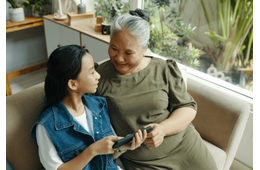 90歳のばぁばと遊ぶ孫娘　おままごとが終わると手を差し伸べ⇒まさかの行動に「これが本当の幸せ」